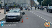 На оживлённой улице Калининграда автомобиль сбил человека: прохожий оказался под колёсами прямо у торгового центра