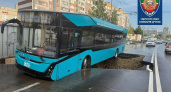 Асфальт провалился под троллейбусом: в Казани мощный ливень с градом парализовал движение на улицах
