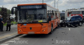 Осколки по всей трассе: в Калининграде произошла авария с участием автобуса и фуры, есть пострадавший
