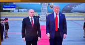Красная дорожка, рукопожатие и шесть часов диалога: как стартовали переговоры Путина и Трампа на военной базе в США