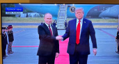 Теплое приветствие и тень конфликта с Зеленским: Путин и Трамп уже час за закрытыми дверями — что происходит на саммите на Аляске