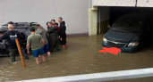 В Калининграде затопило подземную парковку на Аксакова: машины доставали спецтехникой