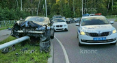 Авария с Mercedes на Челнокова: автомобиль снёс столб, очевидцы говорят о странных подробностях