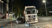 Одна ошибка — и больница: в Калининграде «Ауди» врезалась в грузовик, пострадала женщина