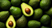 Разрезал – и всё пропало: почему авокадо темнеет на воздухе и как это предотвратить