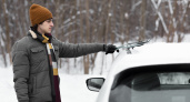 Минус 20, лёд по всему кузову: один неверный жест — и царапины навсегда. Как зимой чистить машину правильно