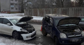 В Калининграде на Муромской столкнулись Opel и Volkswagen — пострадали два человека