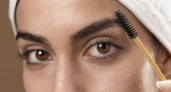Брови заметно густеют уже через пару недель: простой домашний состав работает как салонная процедура