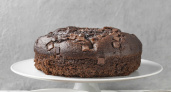 Ни яиц, ни молока — а вкус на 10 из 10: простой шоколадный пирог, который можно готовить даже в пост