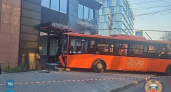 В центре Калининграда автобус протаранил здание: что произошло на дороге