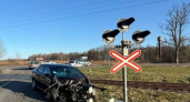 Калининград утром: Opel влетел в поезд на переезде — чудом без жертв