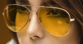 «Авиаторы» больше не в моде: какие очки летом-2026 носят вместо них и почему все переходят на «невидимые» формы