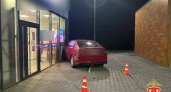 В Калининграде водитель красного Hyundai сначала разнёс стену, а потом схватил полицейских за форму: новые детали скандала