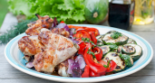 Даже если шашлык получился сухим и невкусным, этот салат его спасет: секрет — в яркий грузинской заправке (рецепт)