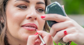 Вы всё это время красили губы неправильно: 5 признаков, что помада портит лицо