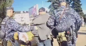 С ножом в руках: на видео попало задержание мужчины в Калининграде, который ходил по площади Победы с холодным оружием