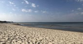 Волны и холодная вода: на каких пляжах региона продлили запрет на вход в море 19 июня 