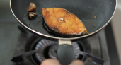 После жарки рыбы и мяса кухня воняет часами? Эксперт назвала простой способ убрать жир и запах за несколько минут