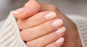 Блестки старят руки и выглядят дешево: 9 оттенков лака, которые скрывают сухость и делают кисти моложе
