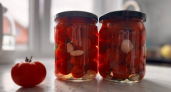 Одна заливка — четыре банки с разным вкусом: как быстро закатать помидоры на зиму