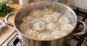 2 щепотки в воду – и пельмени получаются вкуснее ресторанных в 5 раз: секрет от шеф-повара