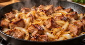 Лук или мясо — что первым бросать на сковороду: одна ошибка превращает золотистые кусочки в горелую кашу