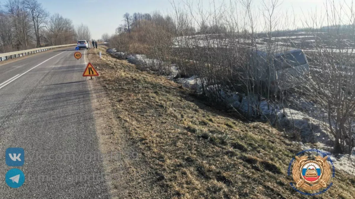 Лобовой обгон на узкой трассе обернулся аварией: в Калининградской области внедорожник столкнулся с  микроавтобусом,есть пострадавшие 