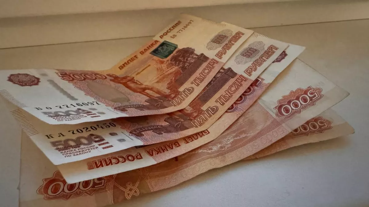 Россияне снова тянутся к наличным: почему в 2026 году всё больше людей снимают деньги с карт