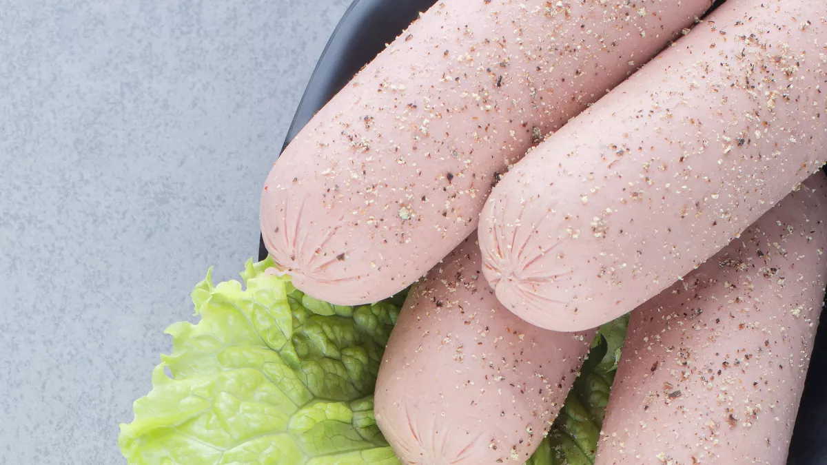 Утрамбовала куриный фарш в бутылку — и на холод: утром готова домашняя колбаса вкуснее «Докторской»