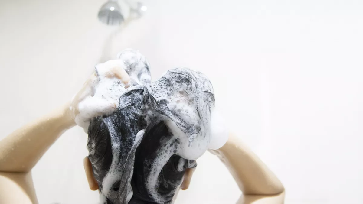 90% людей моют голову неправильно: эксперты объяснили, как часто это нужно делать на самом деле