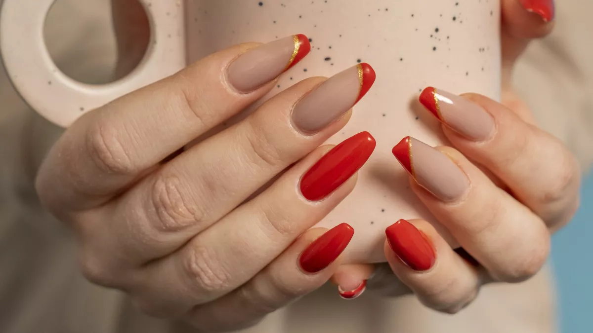 От классики до «кошачьего глаза»: 7 идей красного маникюра, которые будут в моде в 2026 году