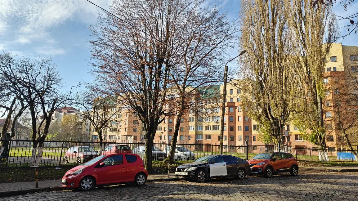 Зачем водители выворачивают колёса на парковке: лайфхак, о котором молчат хитрые автомобилисты