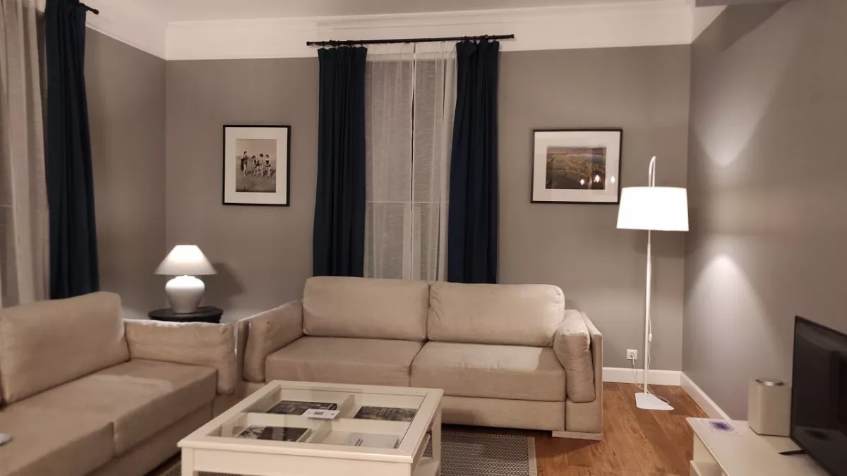 10 ужасных ошибок в гостиной, которые дизайнеры замечают сразу: проверьте, нет ли их у вас