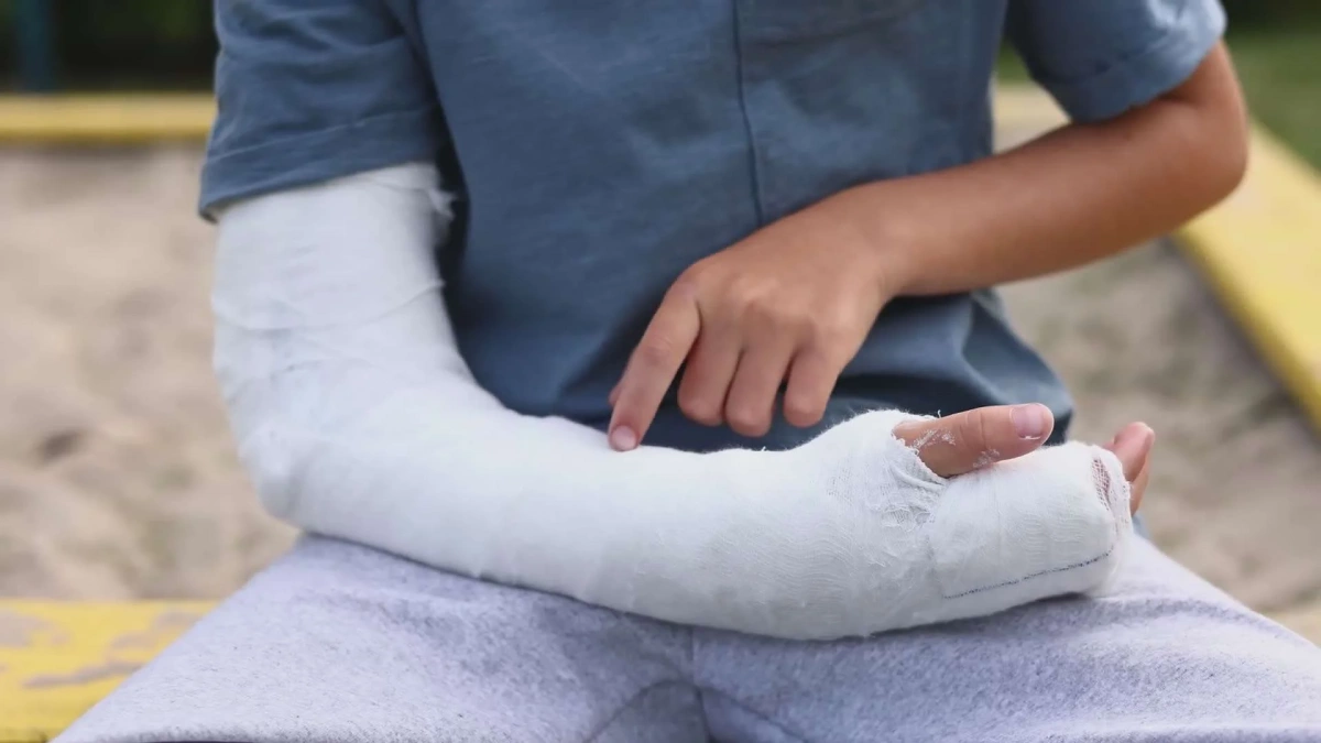 Цена сломанной руки: Светлогорский прокурор «наказал» ресторан из-за пострадавшего ребенка — подробности дела