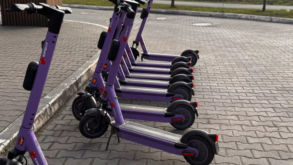 В Калининграде 12-летний самокатчик попал под колеса иномарки: видео с места аварии