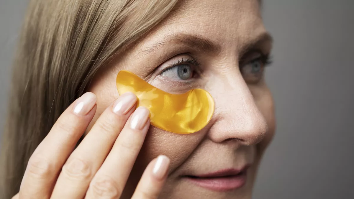 Наклеили и ждете чуда через 15 минут: что на самом деле делают патчи для глаз и как ими пользоваться правильно