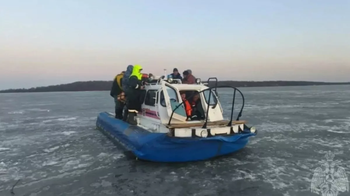 В Калининградском заливе спасли 58 рыбаков, унесённых на льдине, включая шестерых детей