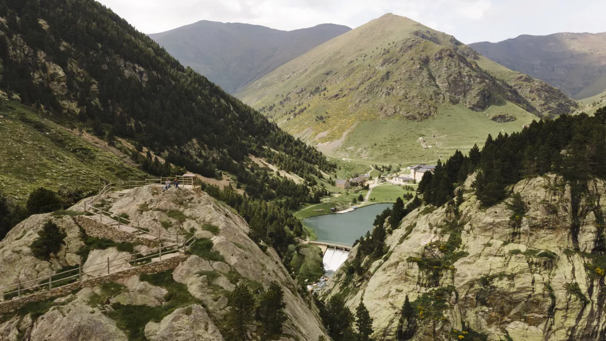 Думаете, Абхазия — только пляжи? Вот 5 мест, куда едут за горами, храмами и адреналином