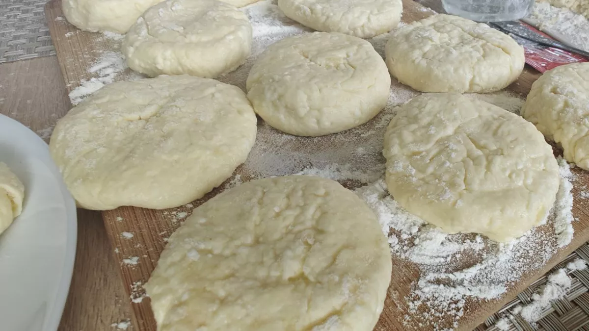 Почему сырники получаются резиновыми: повара объяснили главные ошибки и секрет пышности
