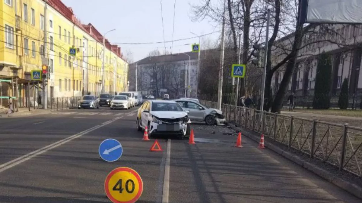 В Калининграде на Юношеской не разъехались две иномарки — пострадал человек