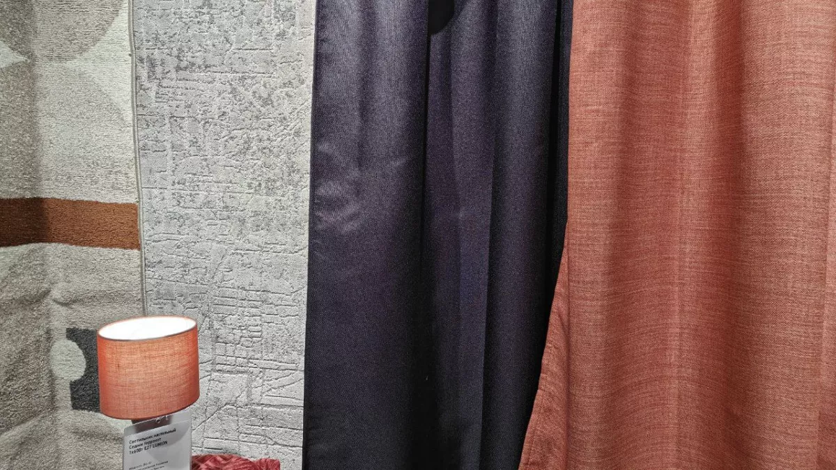 Многие до сих пор стирают шторы — и зря: быстрый способ вернуть им свежесть без стирки за 10 минут