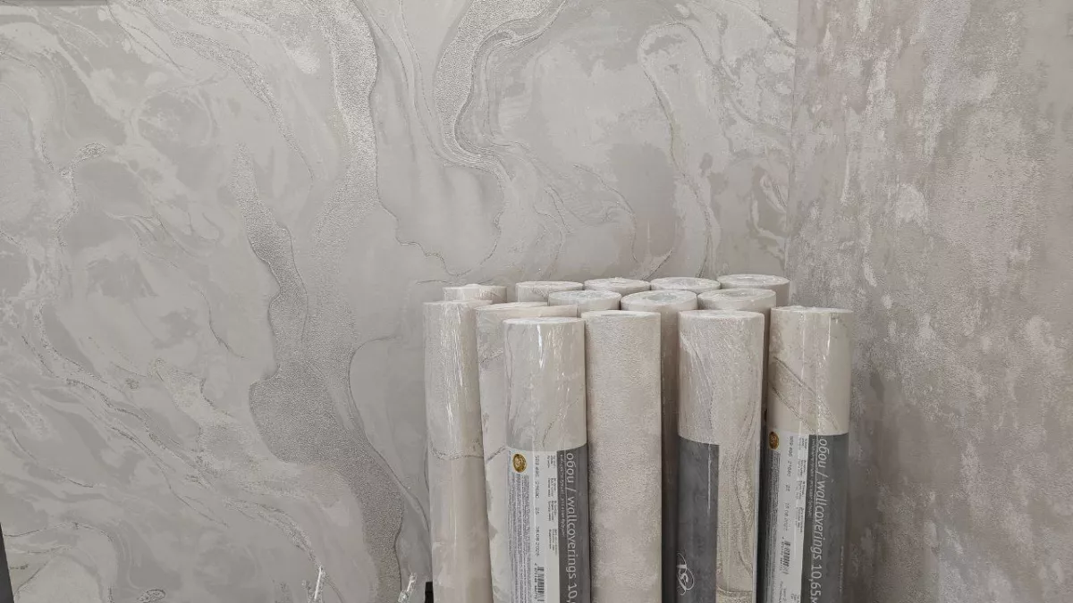 Ещё недавно считались скучными — а теперь главный тренд: почему дизайнеры в 2026 году снова выбирают однотонные обои