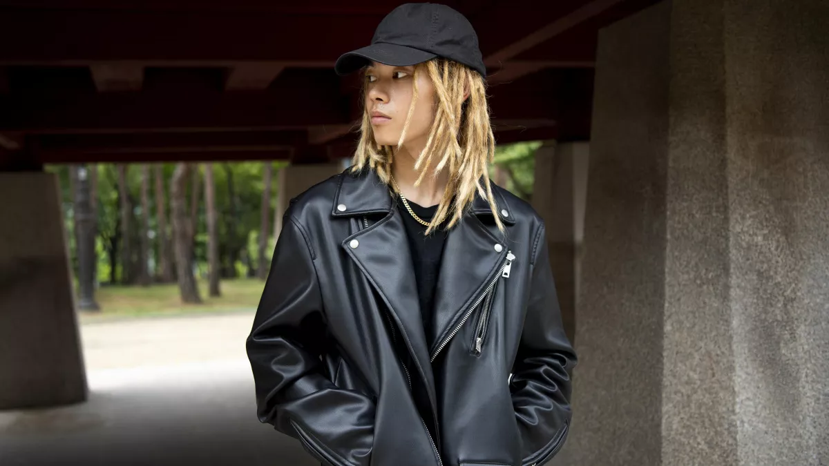 Стилист показал 7 бомберов, которые спасают гардероб весной-2026: подходят и к джинсам, и к классическим брюкам