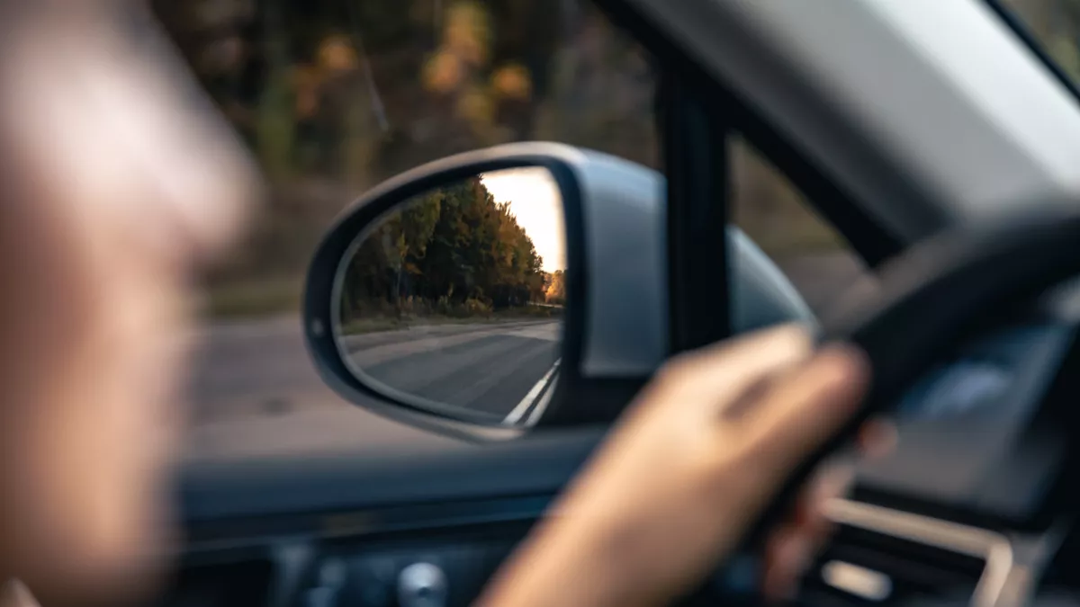 Почему водители перестали складывать боковые зеркала на парковках и чем это опасно - запомните раз и навсегда