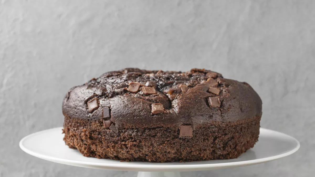 Ни яиц, ни молока — а вкус на 10 из 10: простой шоколадный пирог, который можно готовить даже в пост