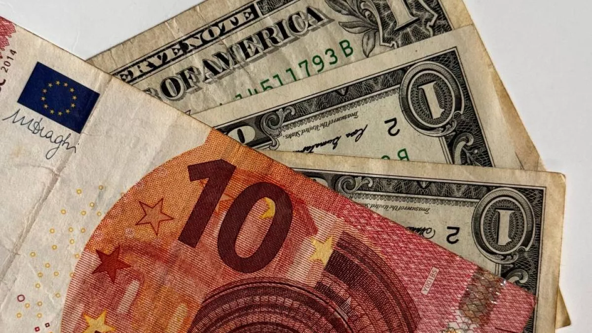 Вернулись из отпуска и собираетесь обменять доллары? Проверьте купюры заранее — часть из них банки могут не взять