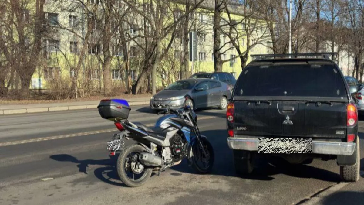 В Калининграде на Невского столкнулись легковушка и мотоцикл — байкер в больнице