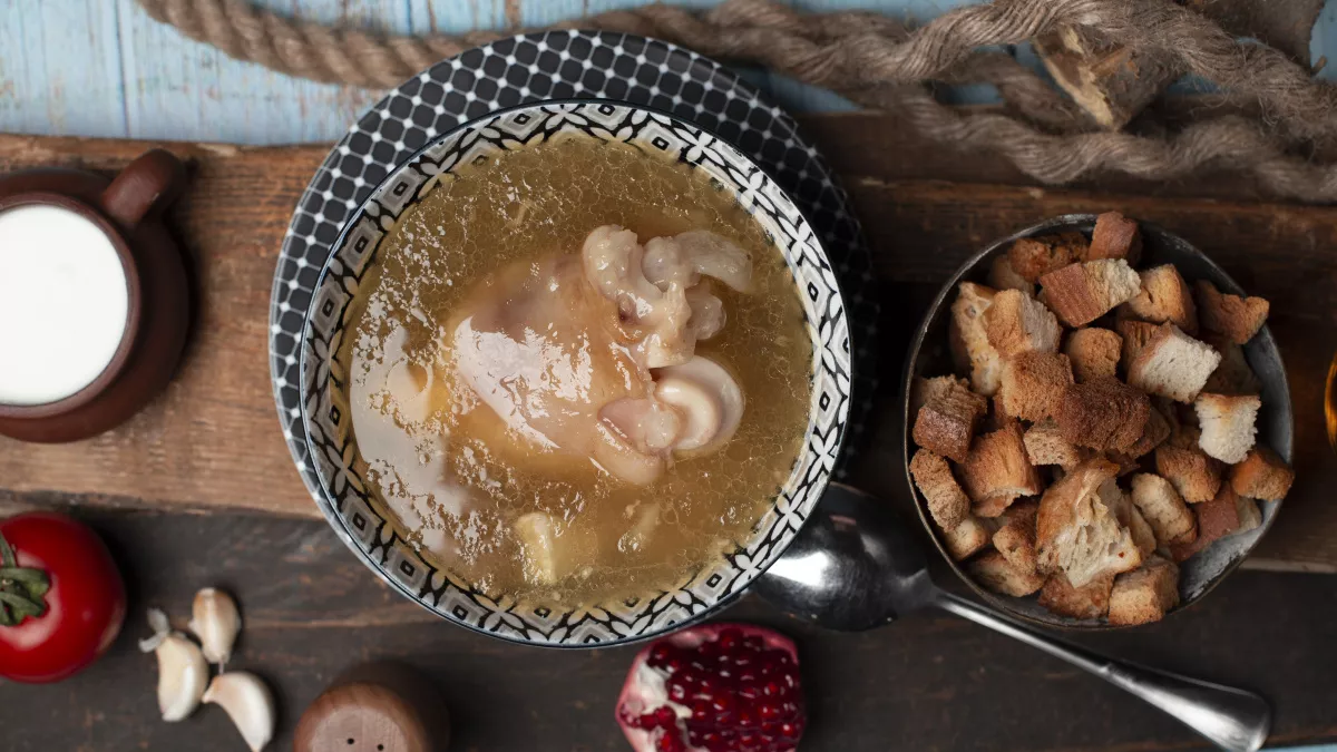 Бабушки не знали слова «коллаген», но варили его каждый год: почему обычный холодец может быть полезнее дорогих капсул