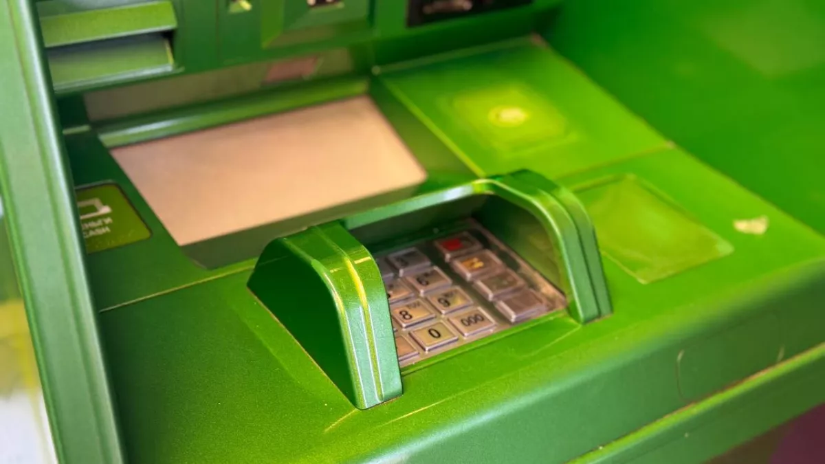 Как безопасно пользоваться банкоматом: простые правила, которые помогут сохранить деньги