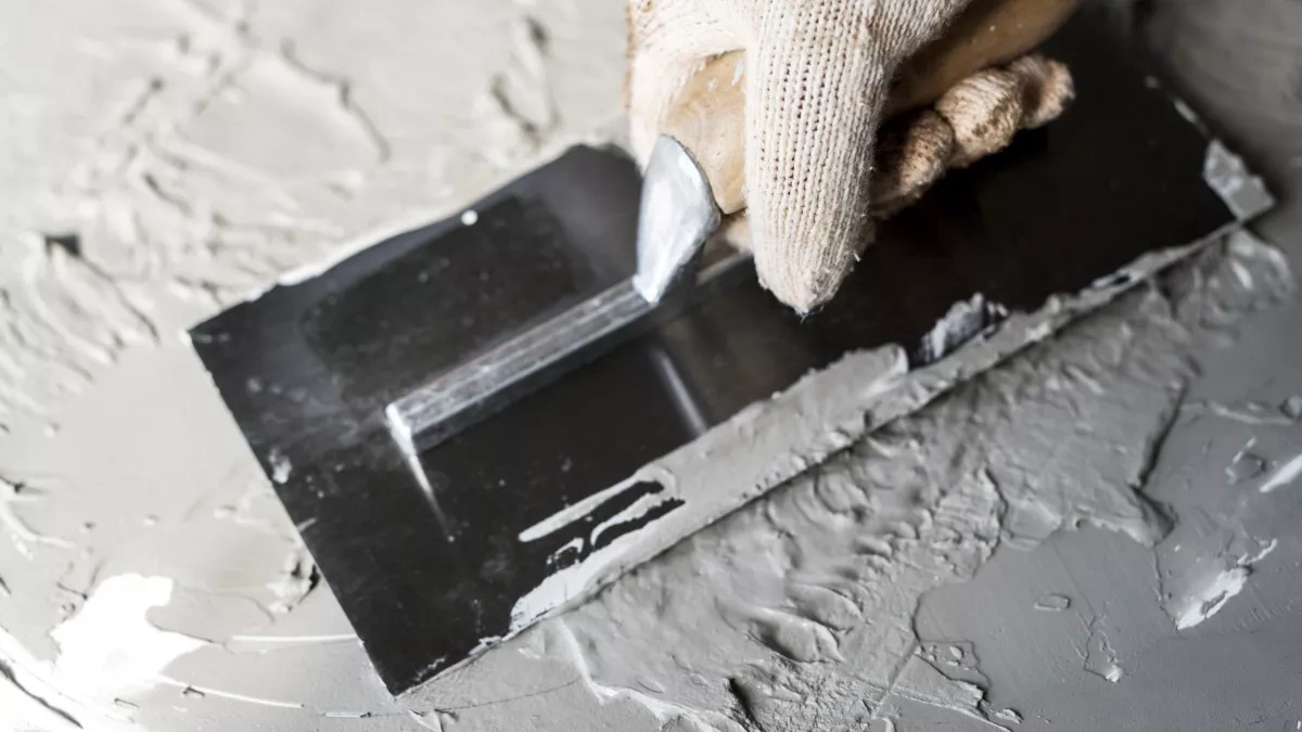 Чем закрыть монтажную пену, чтобы она не крошилась: простой способ, который используют мастера